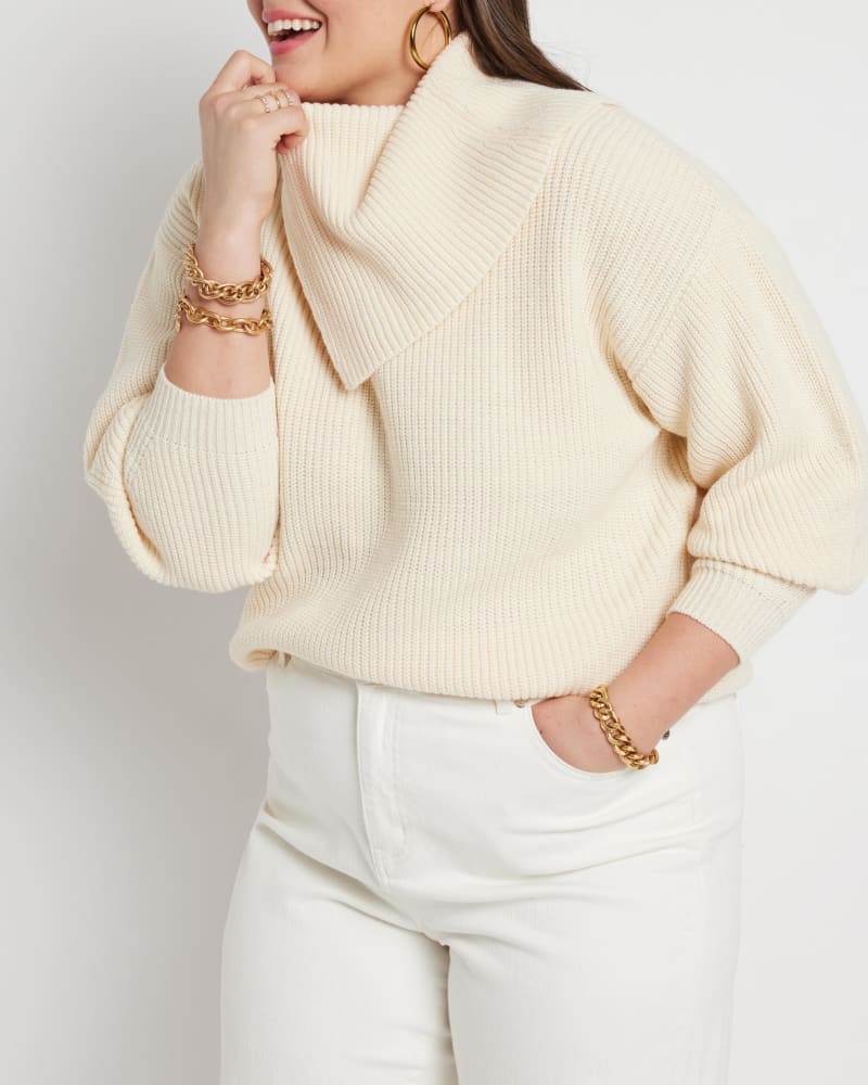 Front of a model wearing a size 14/16 Izara Pointed Collar Sweater in Buttercream by ELOQUII. | dia_product_style_image_id:242125